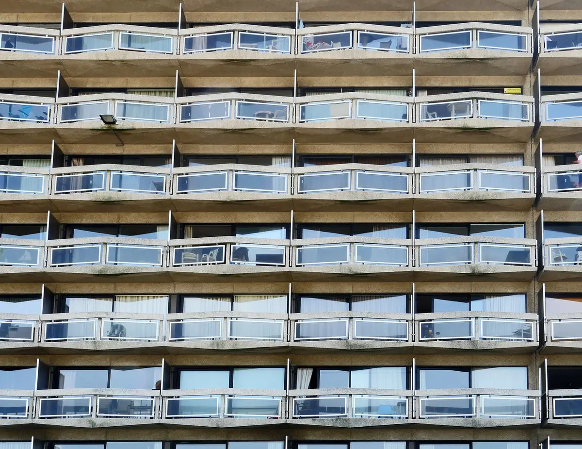 Raccordements d'eau et d'électricité près d'une maison neuve, montrant habitabilité