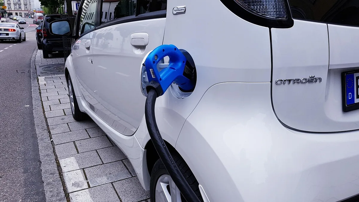 Installation de borne de recharge domestique près d'un garage