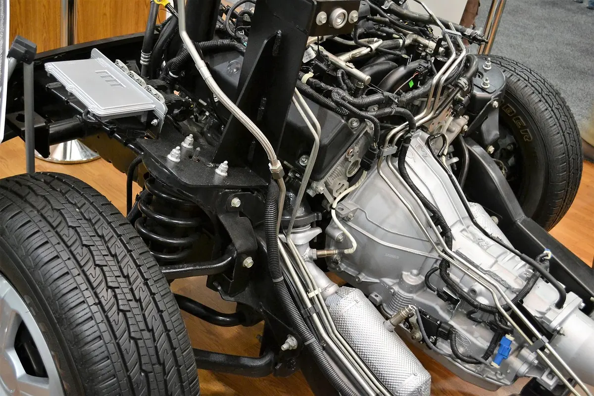 Technicien vérifiant l'état d'une batterie de voiture électrique
