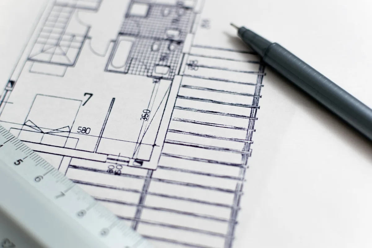 Cuisine sur-mesure montrant rangements verticaux et plan de travail adapté