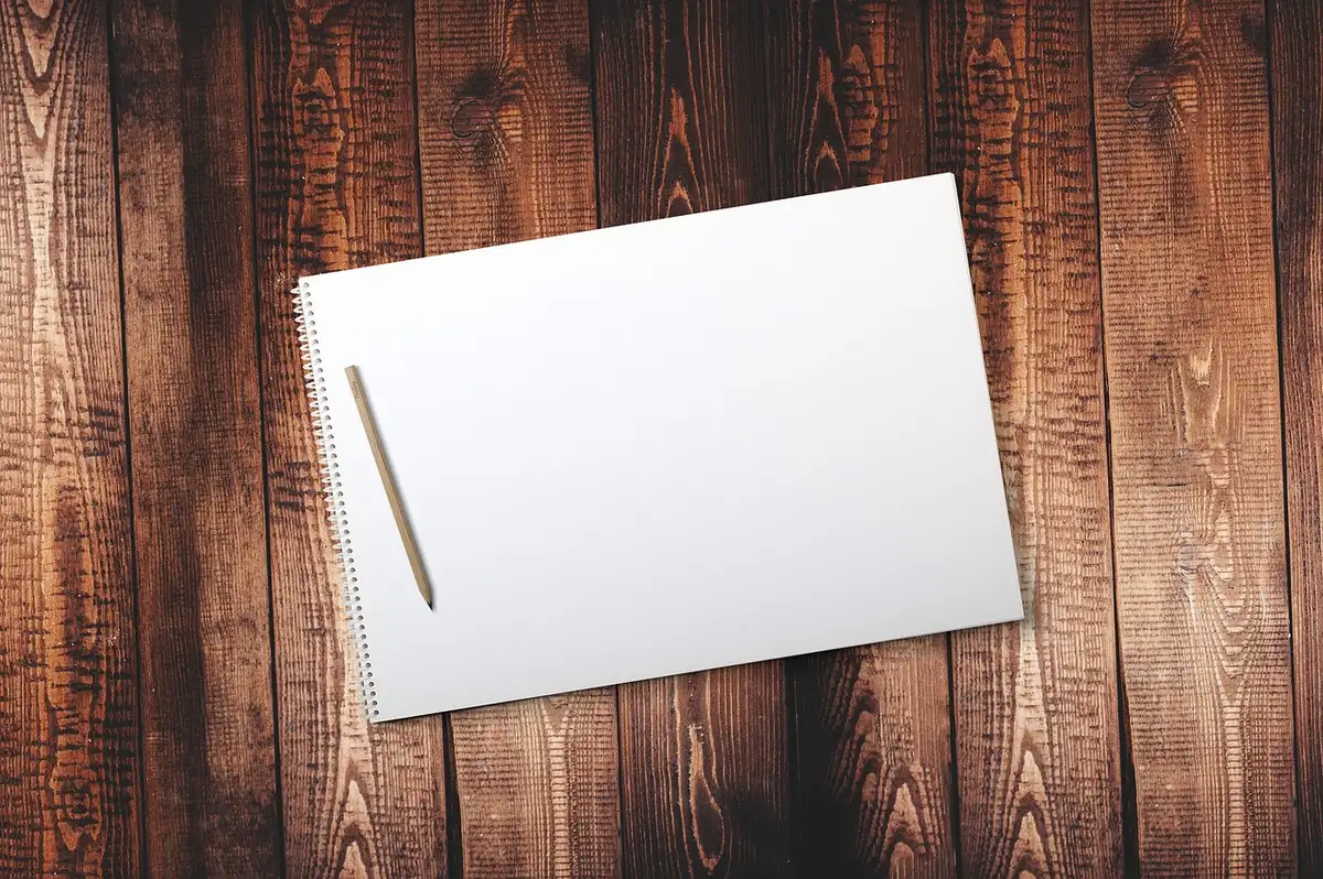 Espace de travail ordonné avec rangements muraux et boîtes étiquetées