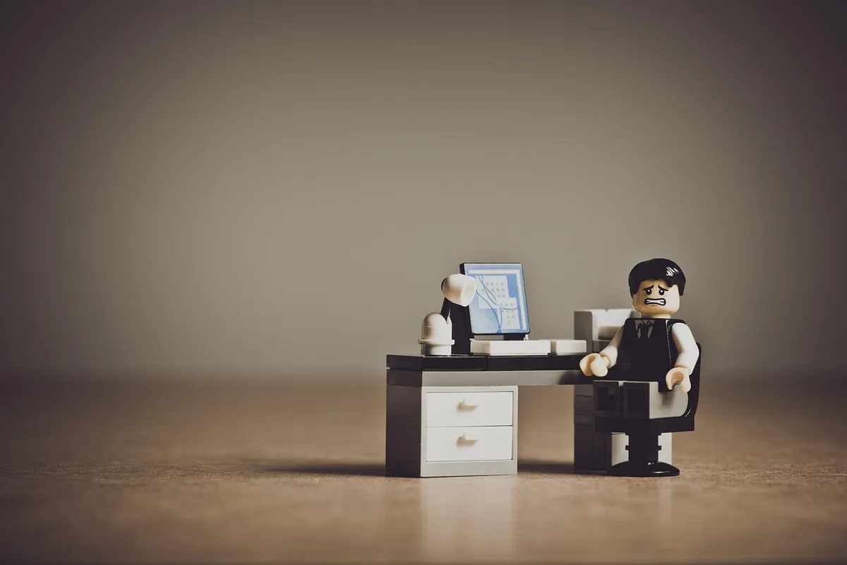 Checklist d'audit fournisseur posée sur un bureau en journée