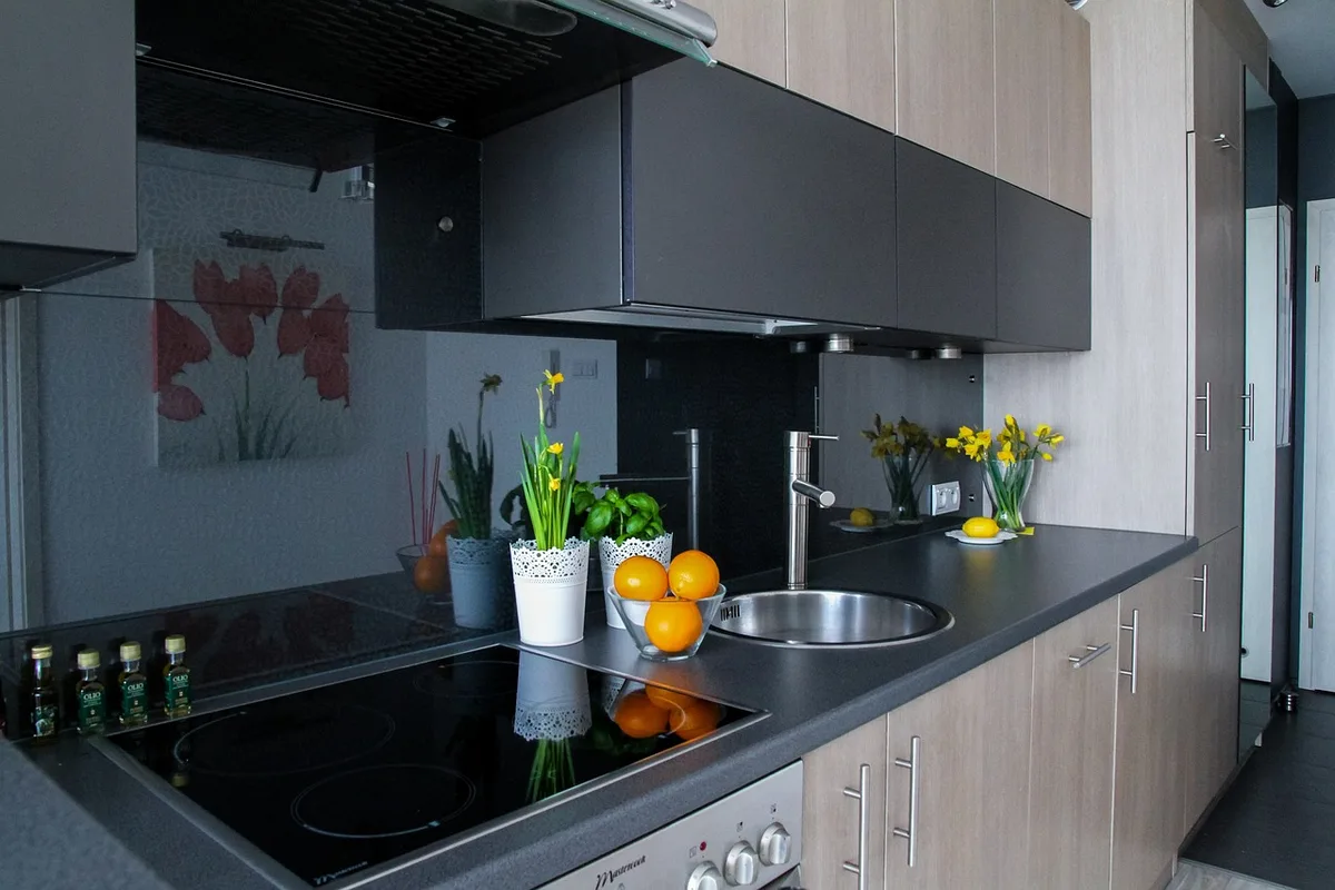 Cloison légère délimitant un espace chambre dans un appartement