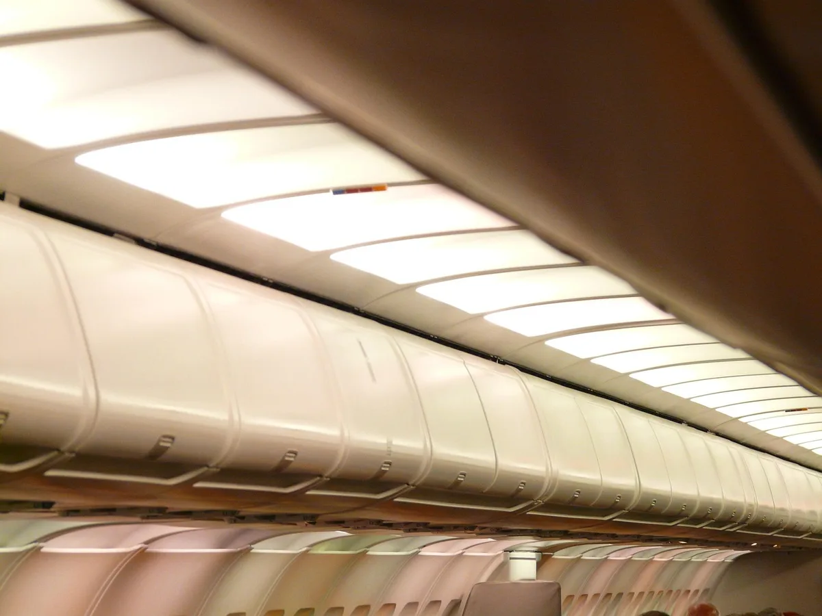 Rangements intégrés et banquette coffre sous une grande hauteur sous plafond