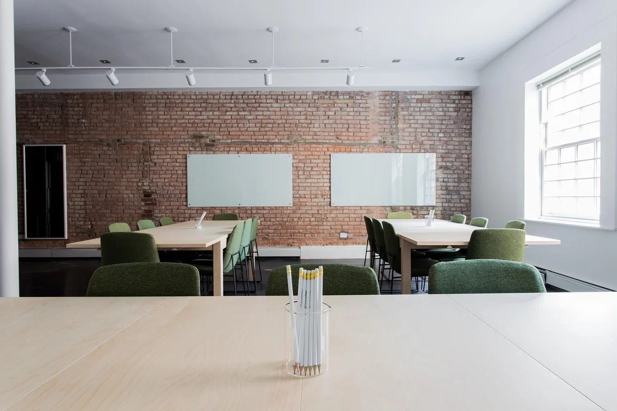 Mobilier de bureau réemployé : chaises et tables rénovées