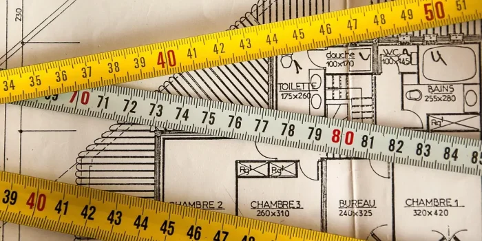 Bureau d'architecte en journée avec plans et échantillons de matériaux sur la table