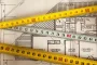 Bureau d'architecte en journée avec plans et échantillons de matériaux sur la table