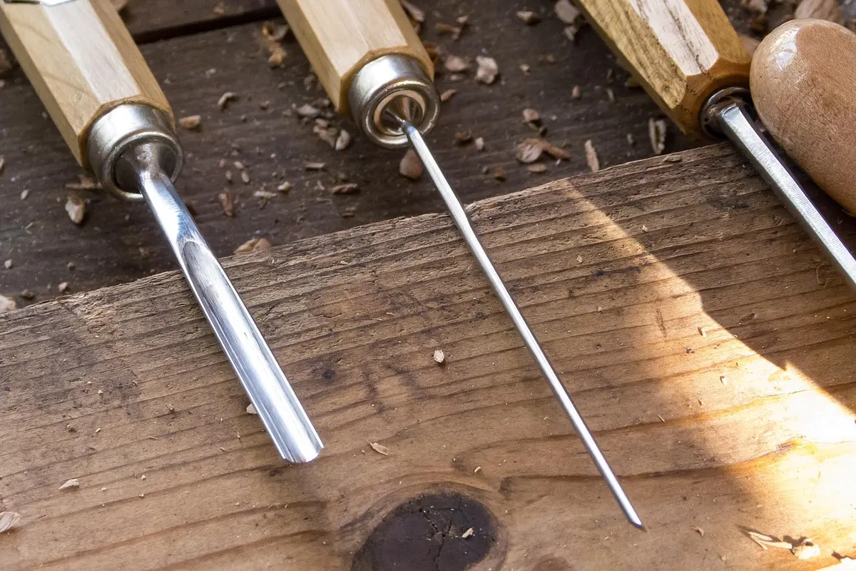 Atelier d'artisan avec établi et outils en journée