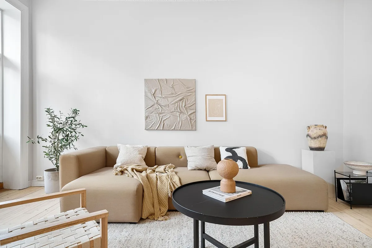 Lampe sculpturale placée comme point d'ancrage dans un salon