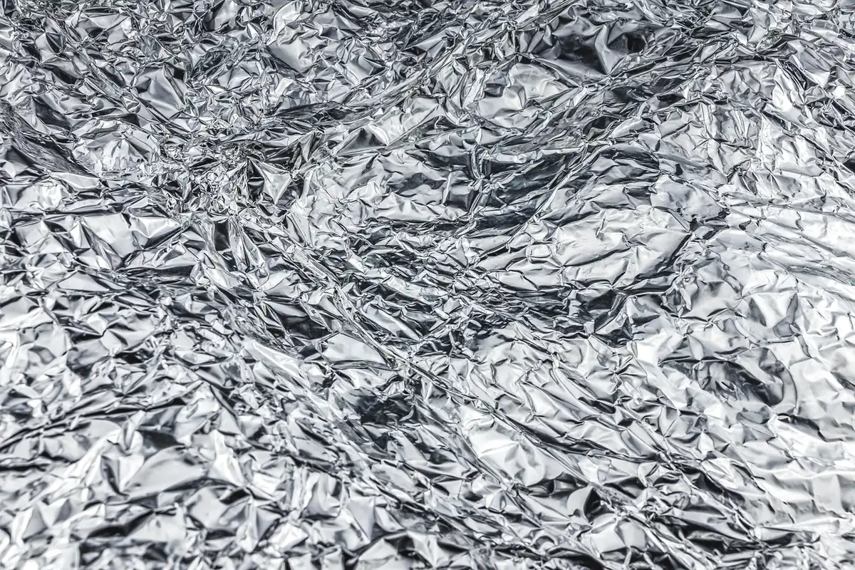 Détails de matériaux: bois, métal et tissu contrastés