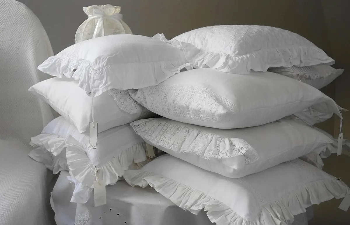 Coussins en lin et tapis clair pour contrebalancer le bois foncé