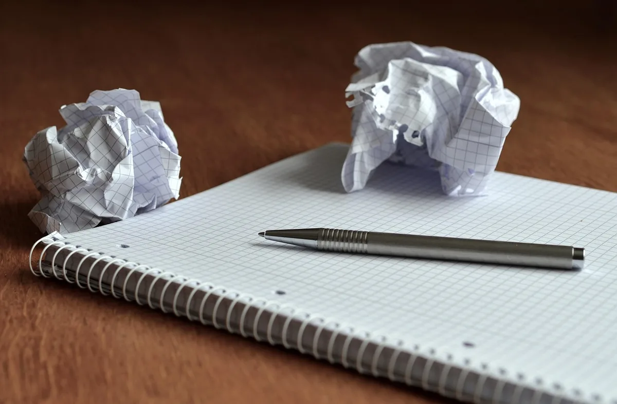 Checklist d'audit sur un bureau avec ordinateur et notes