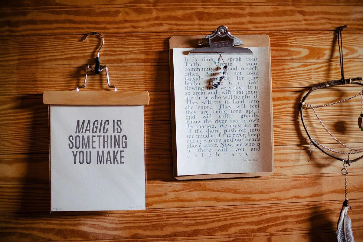 Clipboard avec checklist et factures d'eau sur une table ensoleillée