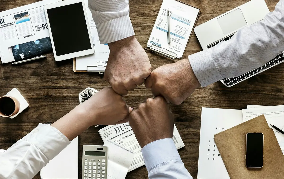 Dossier de déclaration préalable et plans posés sur un bureau