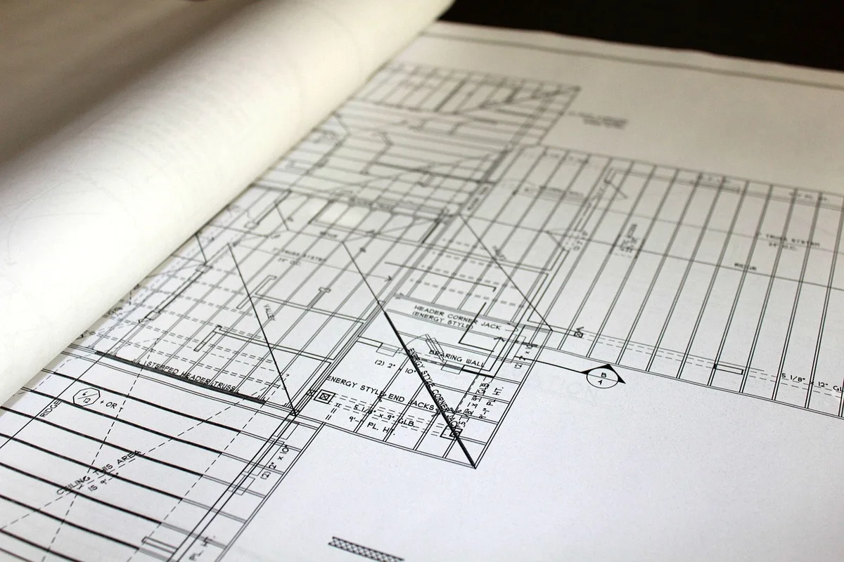 Architecte montrant des plans et discutant des solutions techniques