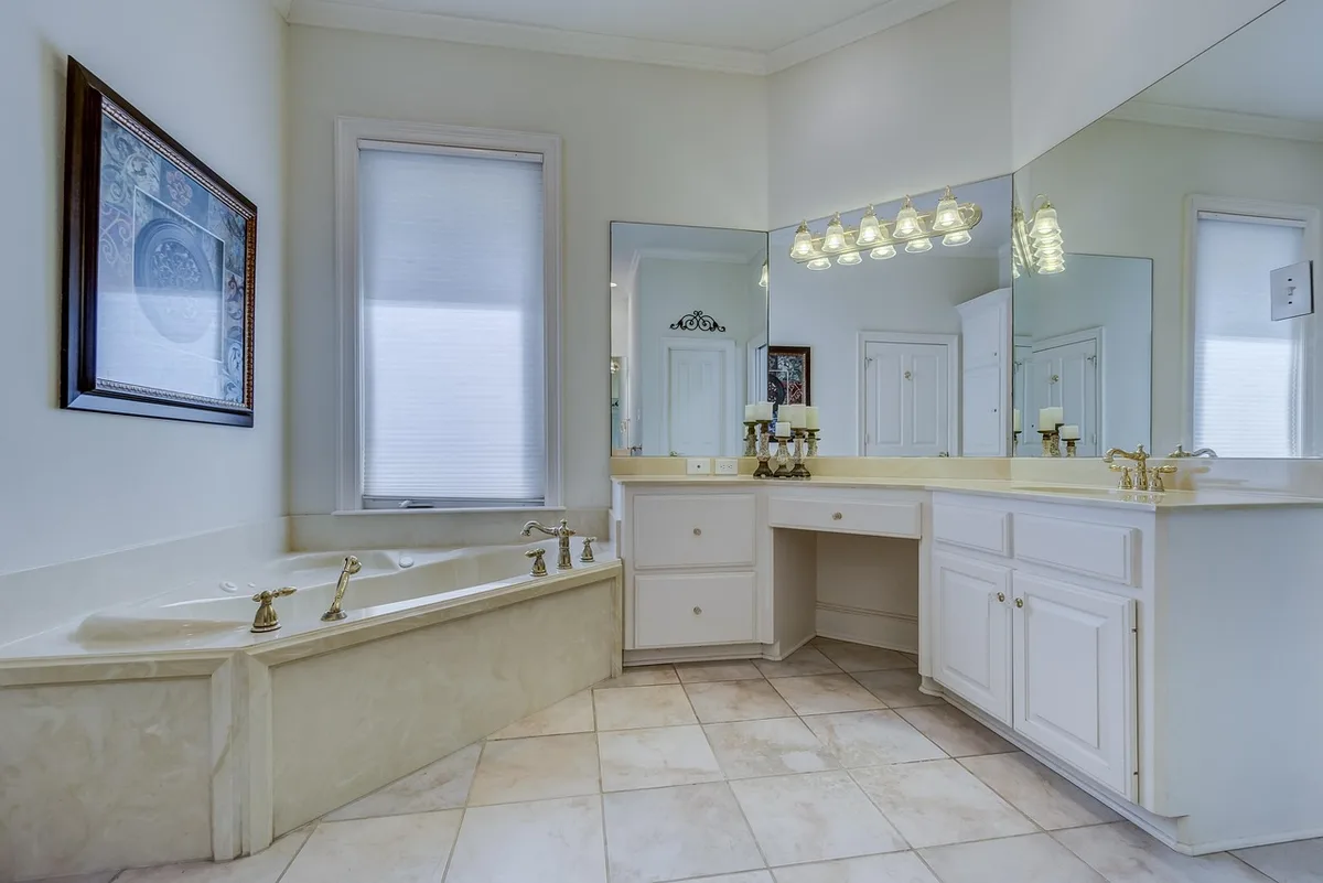 Plan de toilette dégagé avec rangements fermés et quelques objets essentiels