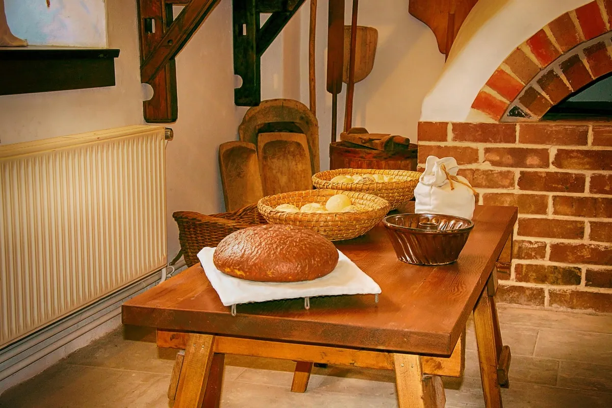 Boulangerie avec four électrique et horloge de cuisson
