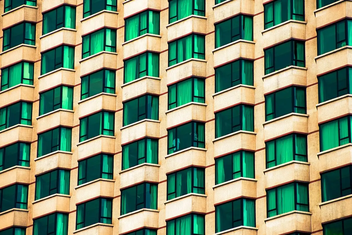 Fenêtre grande ouverte dans une cuisine pour aérer un logement