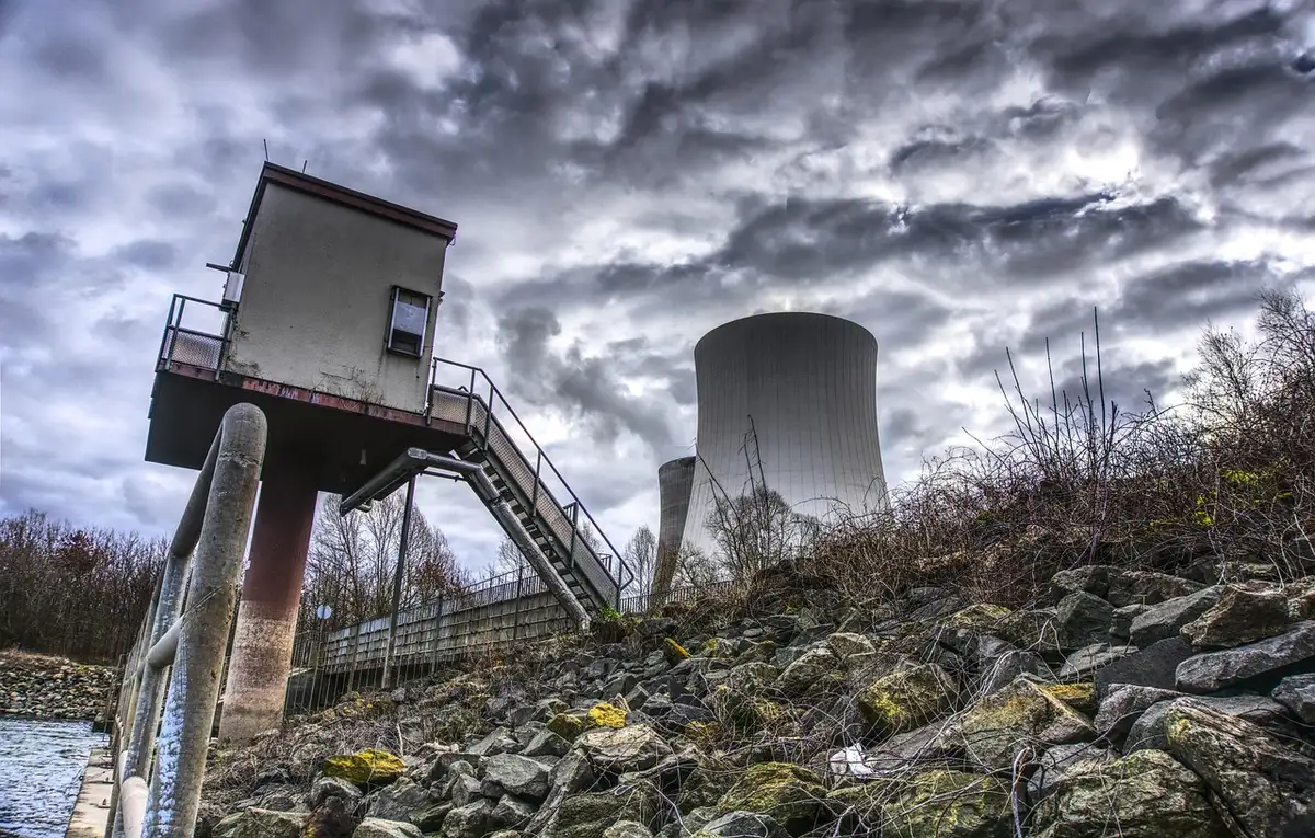 Vue extérieure non-identifiable d'une centrale nucléaire et équipement