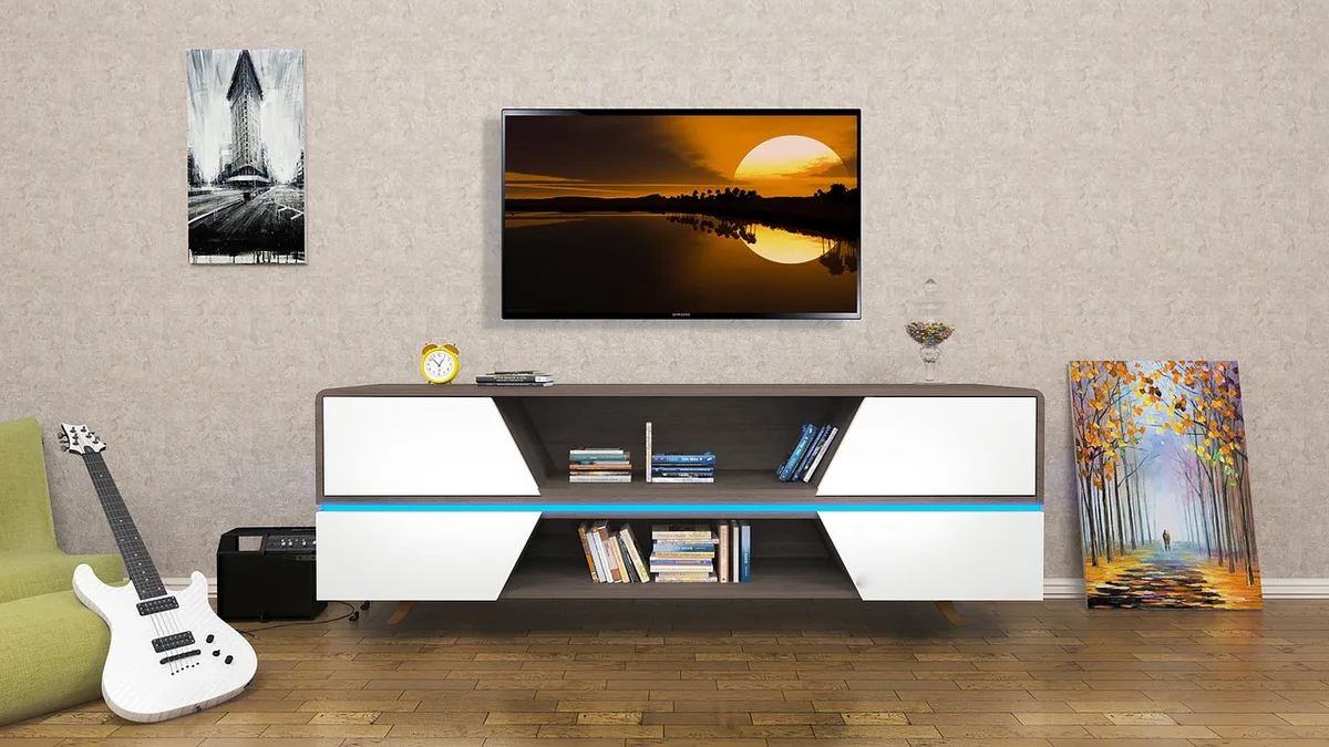 Petit appartement lumineux avec étagère murale peu profonde et table d'appoint