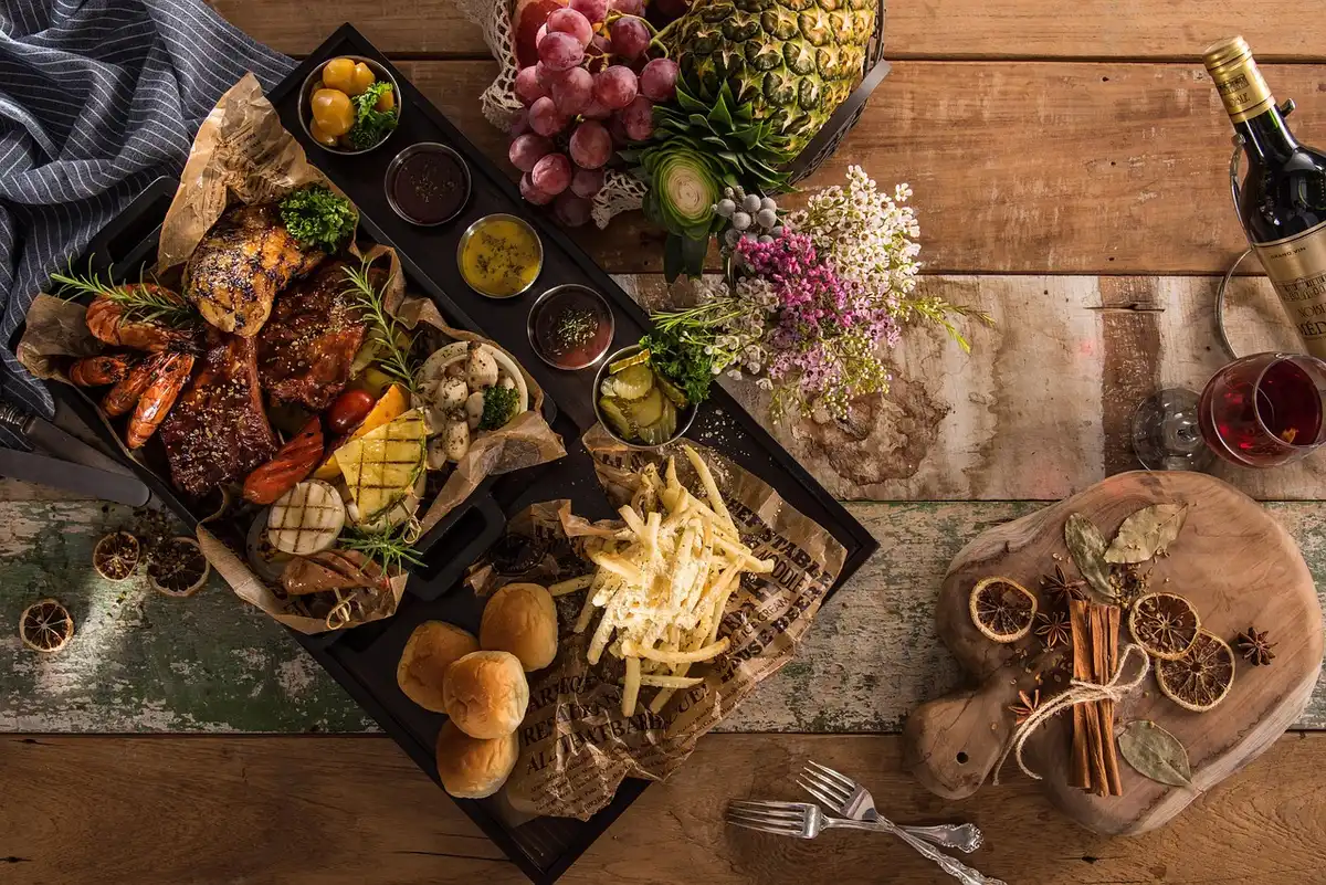Menu à prix fixe posé sur une table de restaurant en journée
