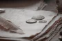 Documents officiels et lettre gouvernementale sur une table en plein jour