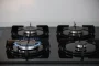 Mains anonymes ajustant un thermostat près d’une chaudière avec une facture de gaz sur la table