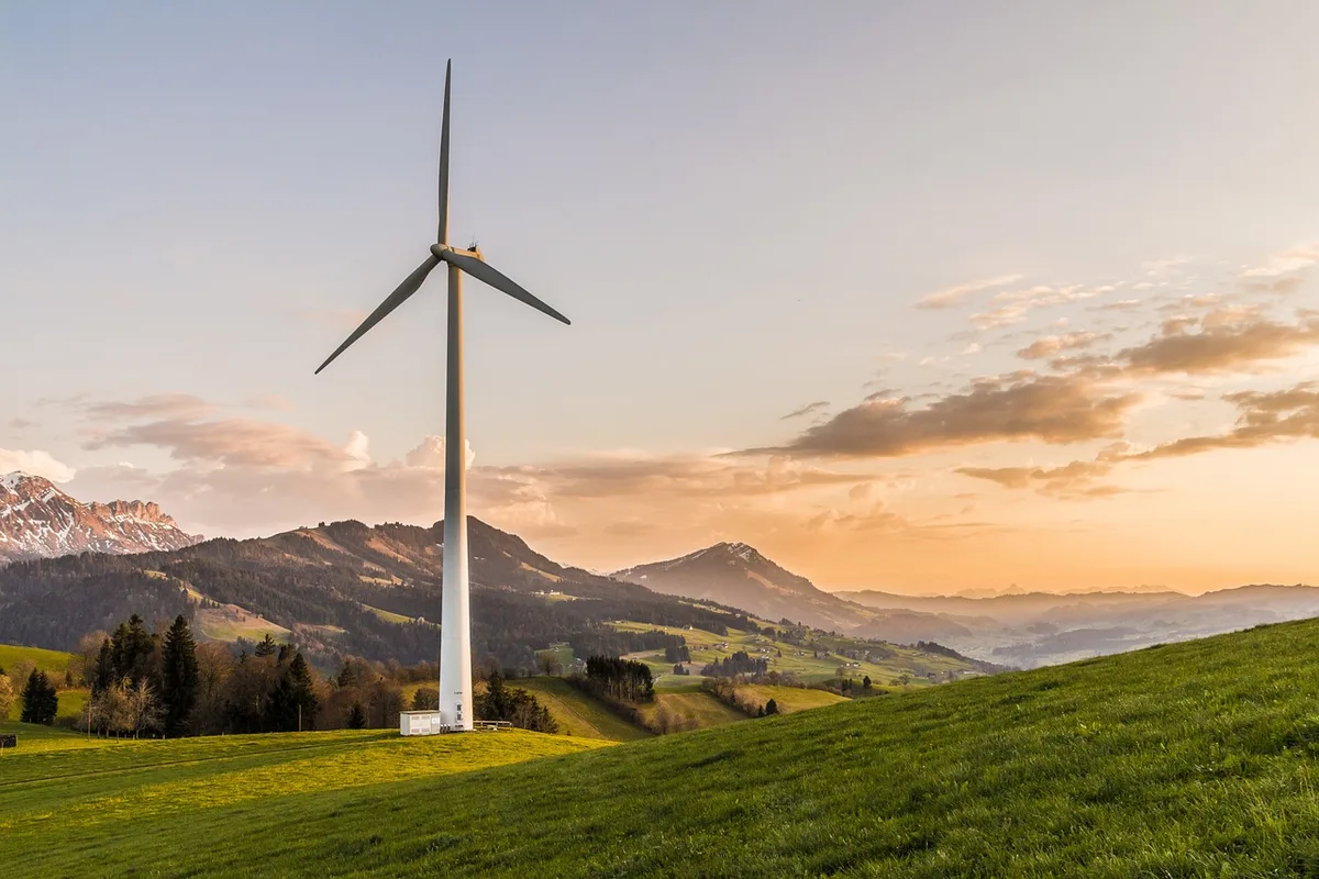 Personne tenant un document indiquant une garantie d'origine pour l'électricité verte
