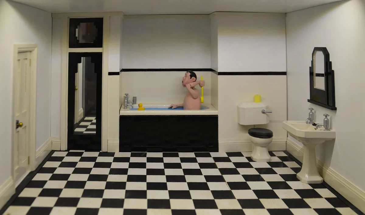 Petite salle de bains avec modules de rangement compacts optimisant l'espace