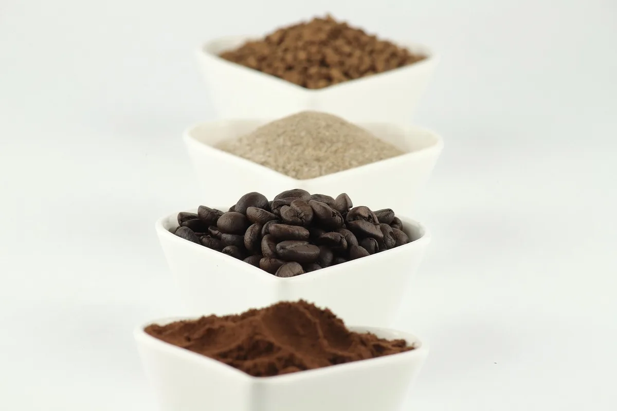 Bac à compost contenant du marc de café mélangé à des matières sèches