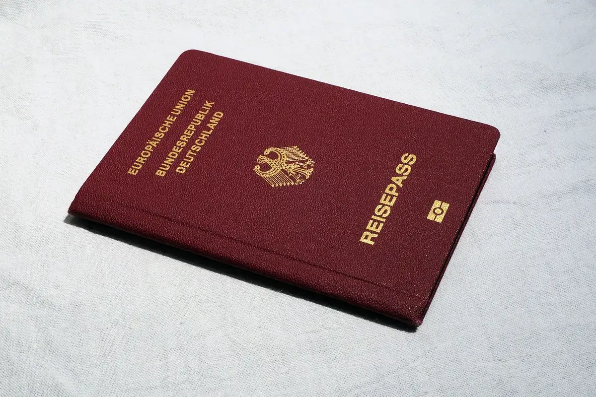Main montrant une attestation de certification professionnelle