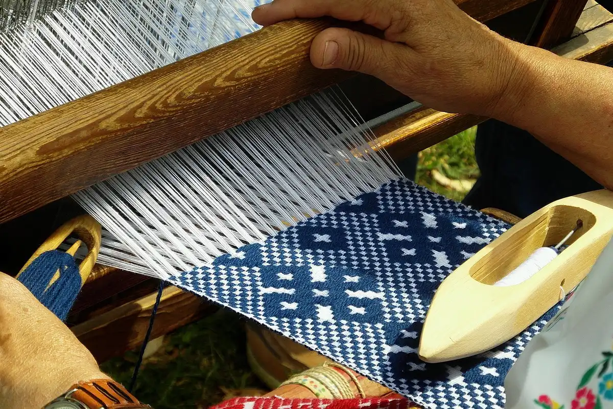 Tapis rya traditionnel posé au sol montrant la texture et les longues mèches