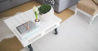 Salon scandinave lumineux avec tapis à poils longs sous une table basse