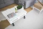 Salon scandinave lumineux avec tapis à poils longs sous une table basse