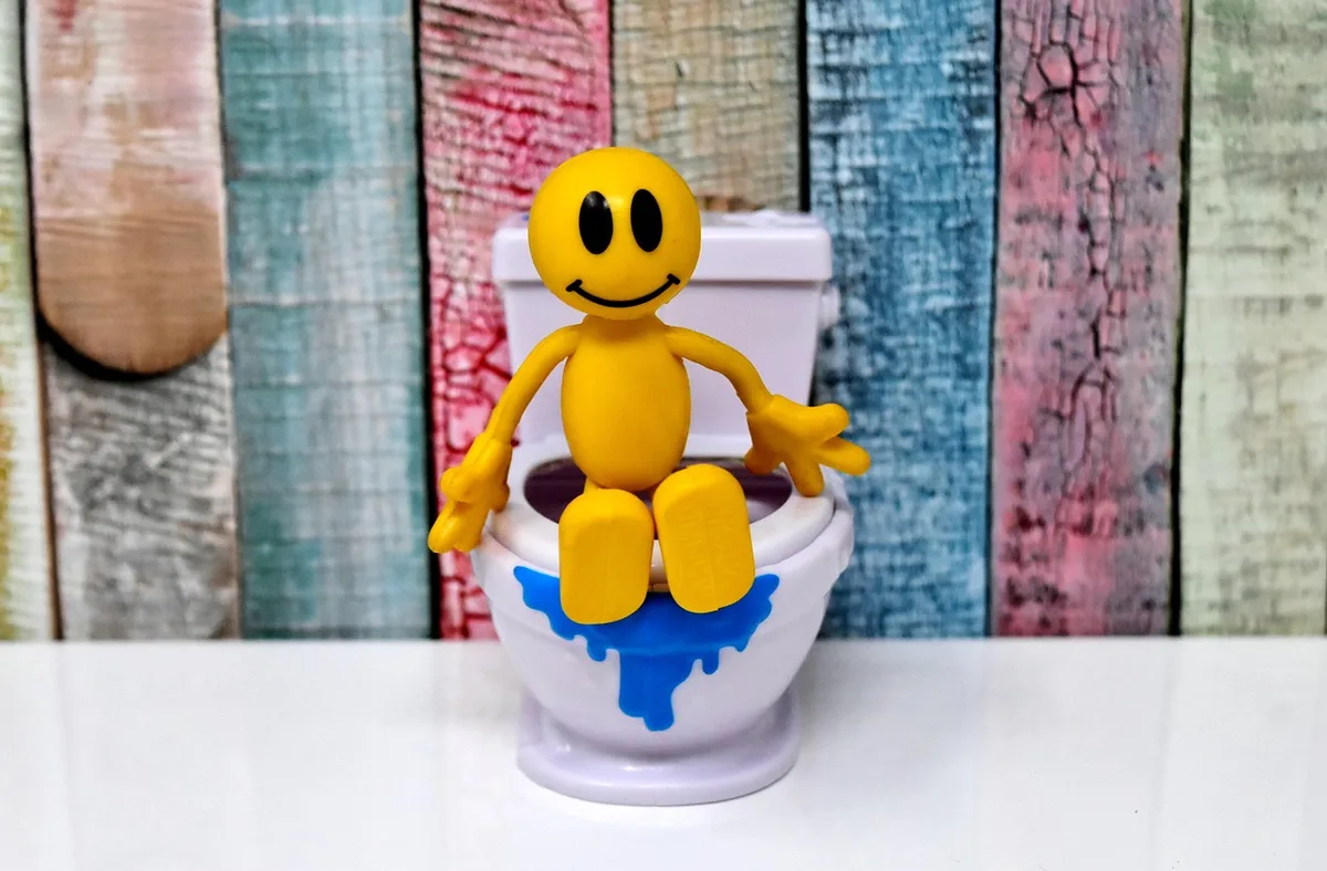 Réservoir de toilettes avec eau qui coule visible