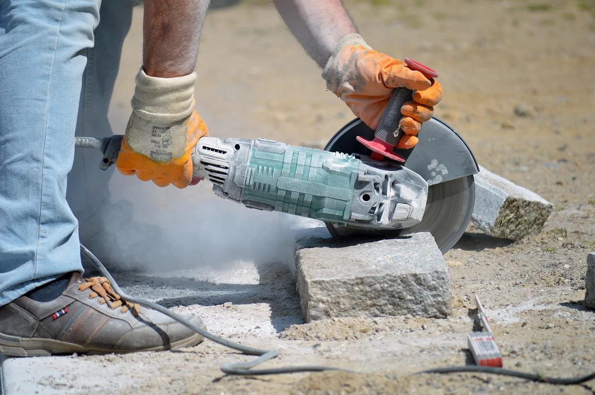 Technicien vérifiant un circulateur avec outils près d'une chaudière