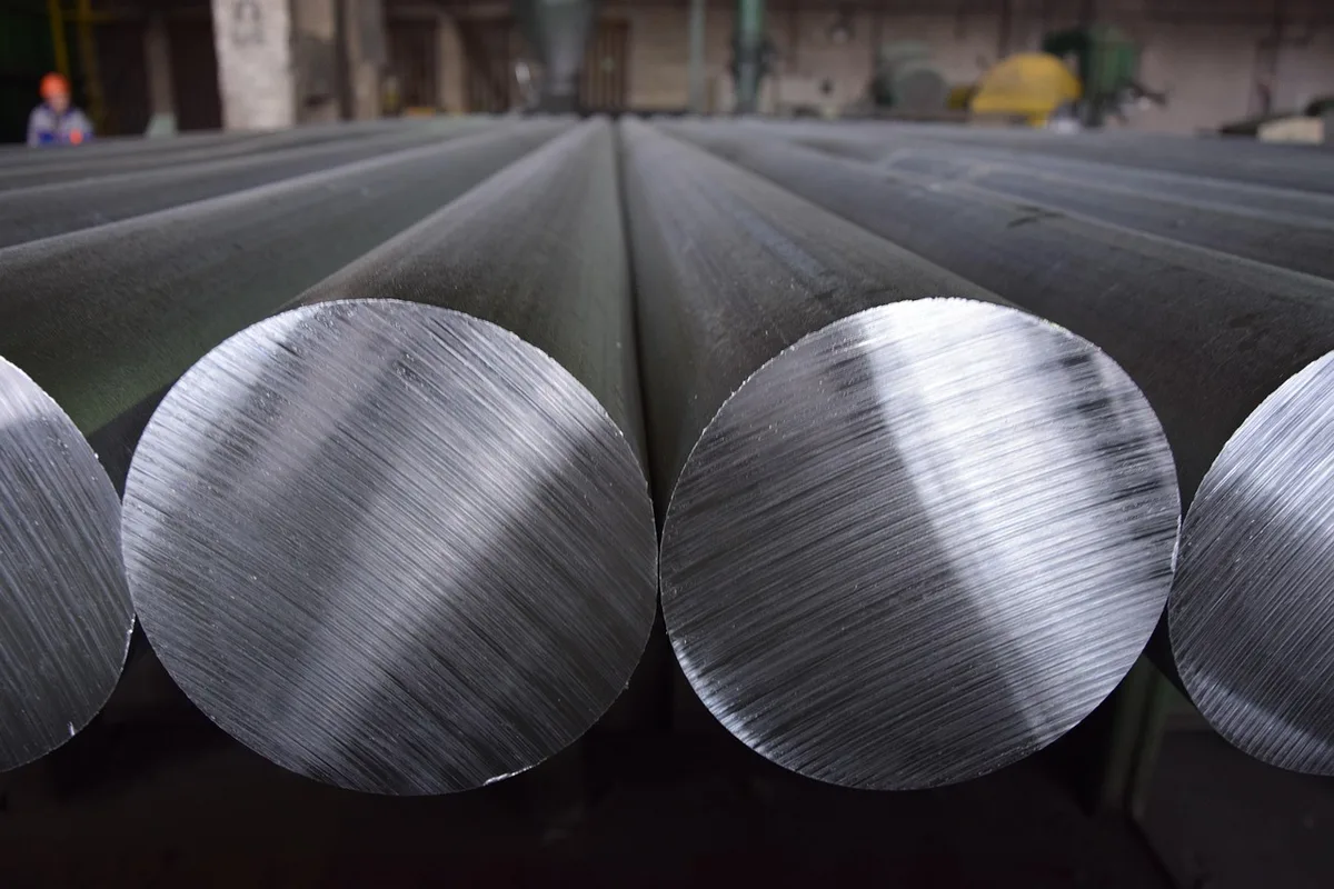 Exemples de cadres en bois, aluminium et PVC alignés