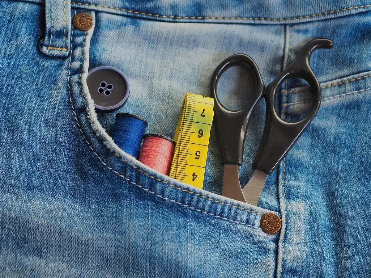 Personne vérifiant des plans et mesurant des surfaces sur une table