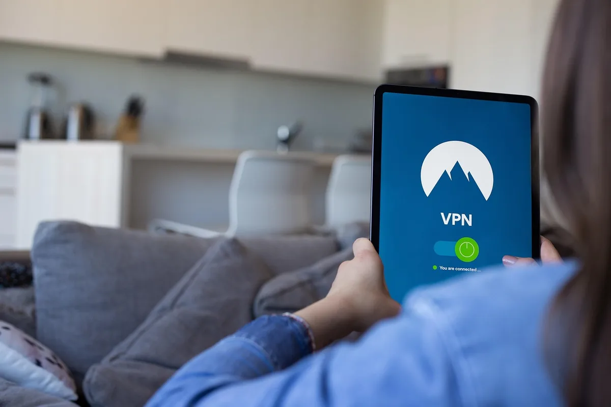 Plusieurs appareils de sécurité domestique posés sur une table, montrant une approche en couches