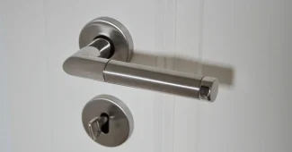Capteur d'ouverture posé près d'une porte intérieure, intérieur en plein jour