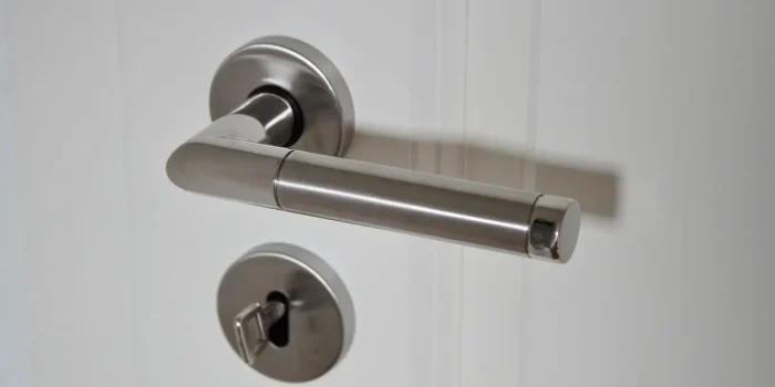 Capteur d'ouverture posé près d'une porte intérieure, intérieur en plein jour
