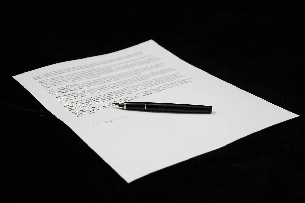 Main tenant des documents et certificats RGE et assurance