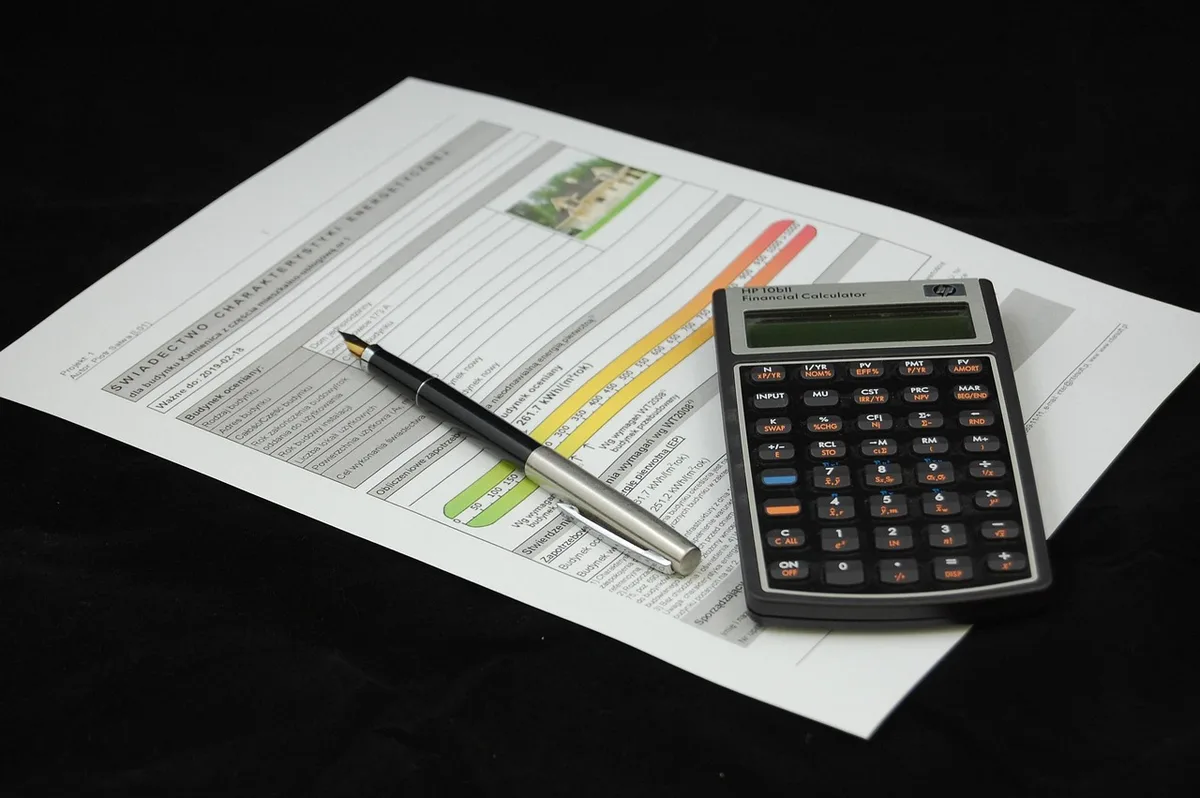 Documents et certificats d'économies d'énergie posés sur une table