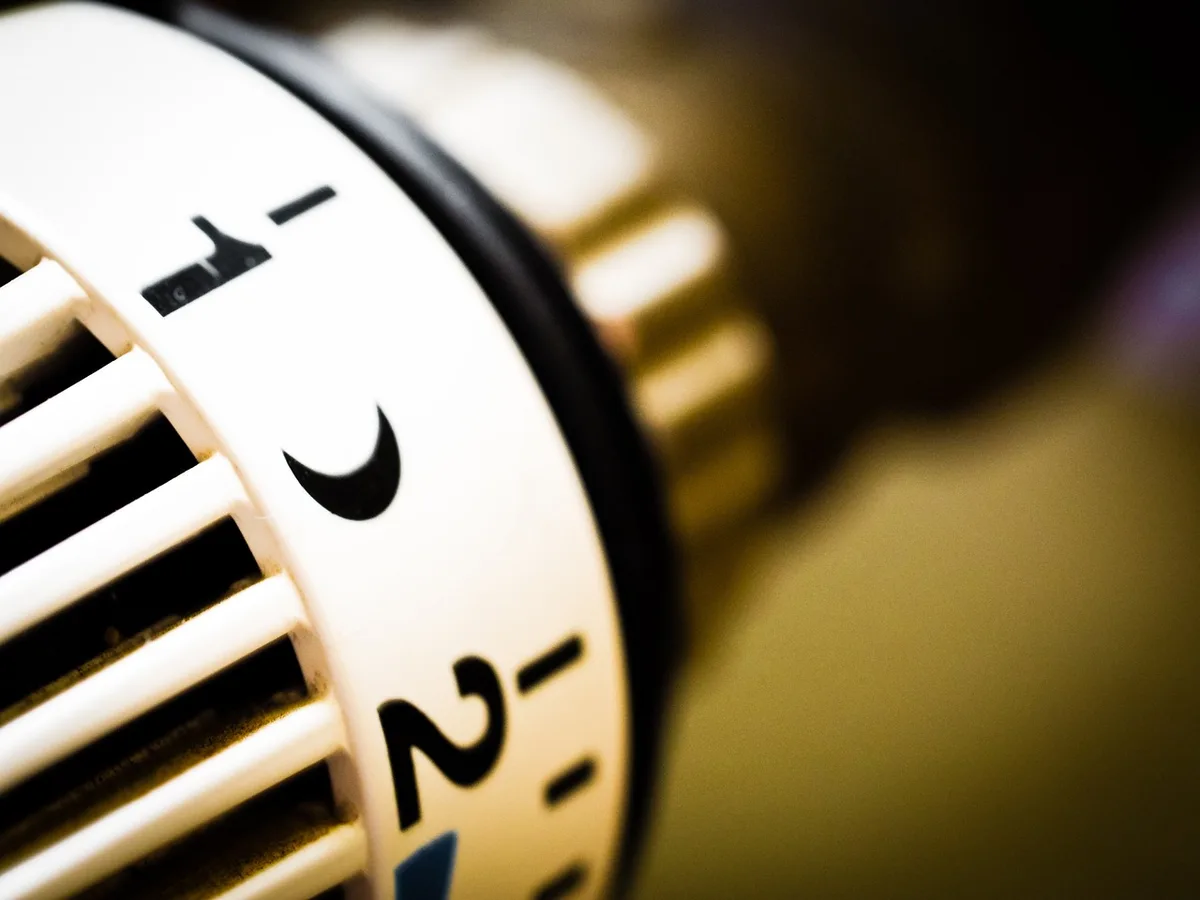 Maison lumineuse avec radiateur, thermostat et fenêtre bien isolée