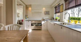 Table de cuisine en journée avec facture d'électricité, calculatrice et carnet de notes